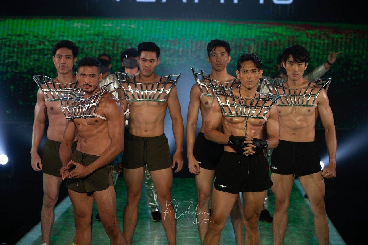 TEAMM8 เดินแบบ