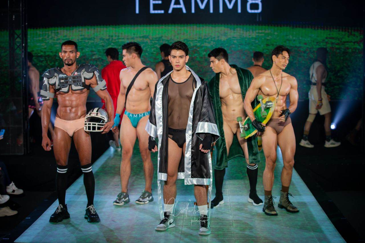 TEAMM8 เดินแบบ
