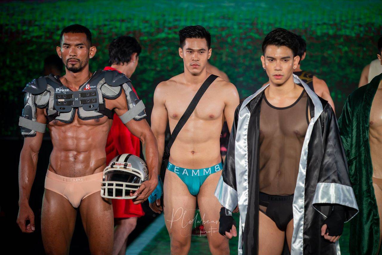TEAMM8 เดินแบบ