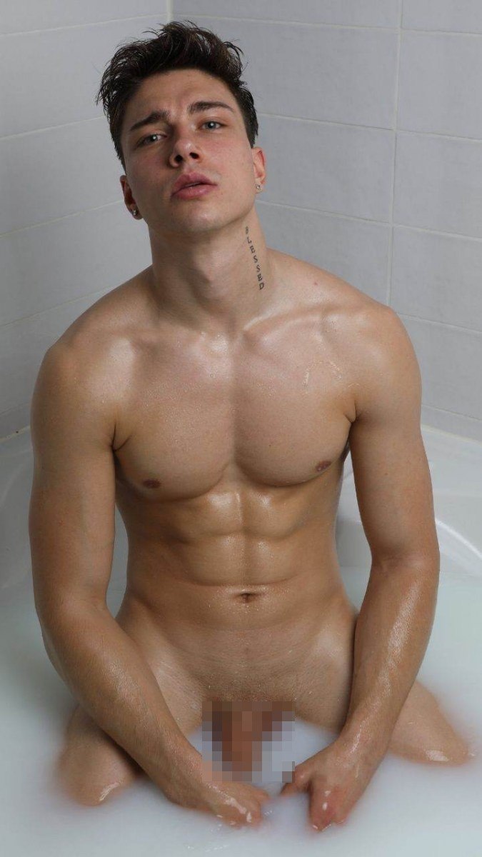 หนุ่มหล่อกระดอไม่เคยแห้ง24