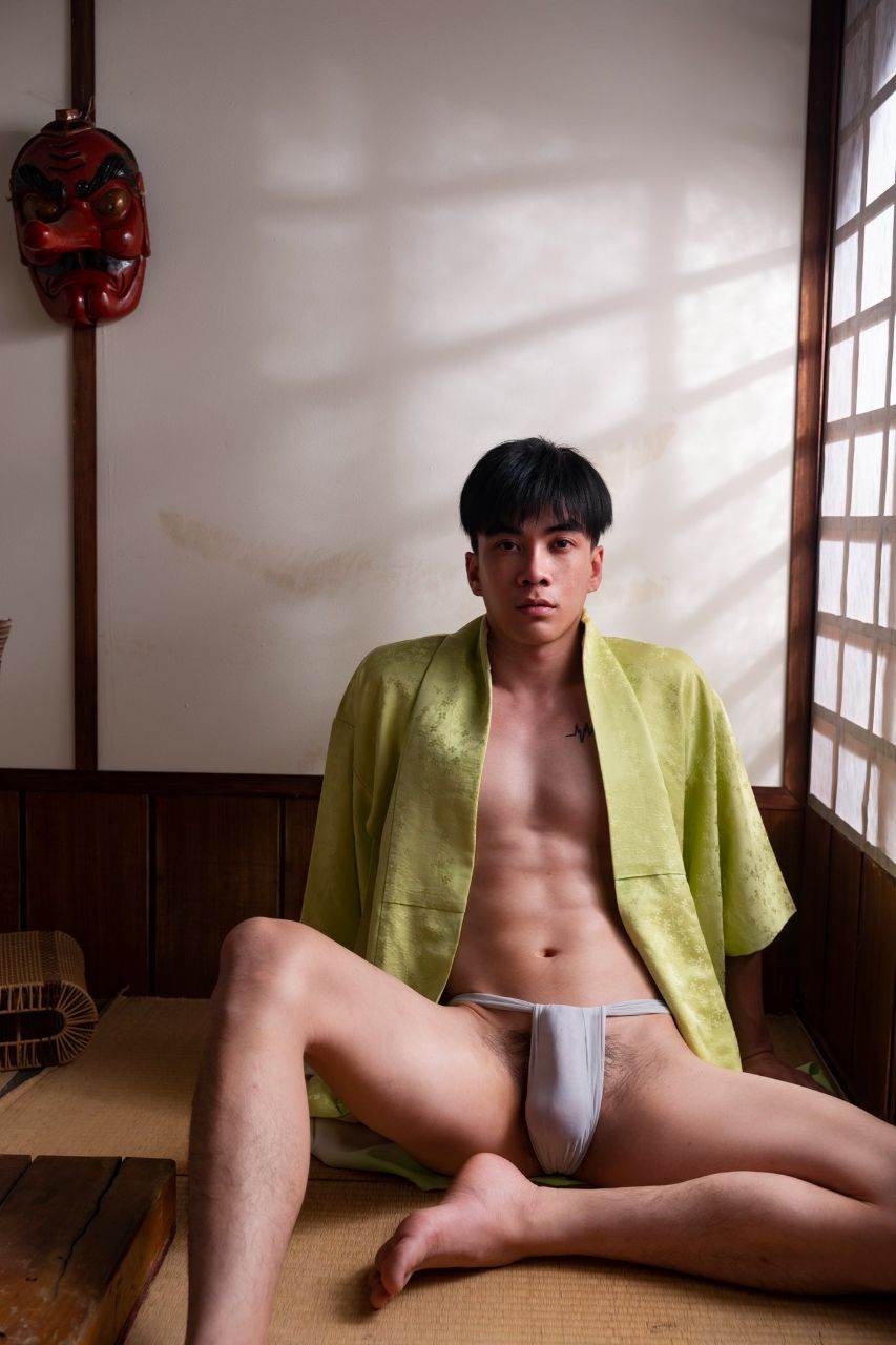 หนุ่มตี๋ ชายแท้ หล่อสุดๆ หุ่นดีด้วย