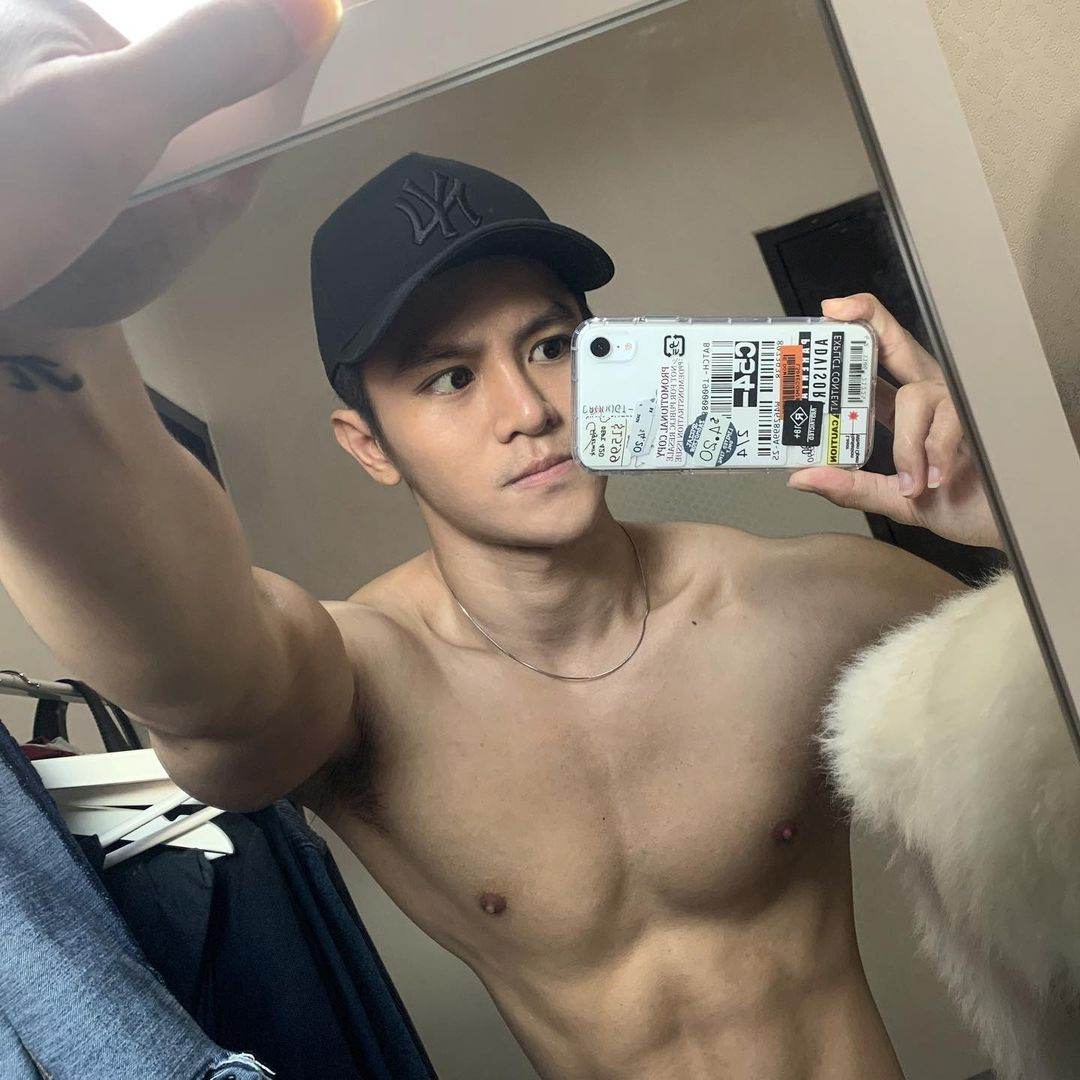 หนุ่มตี๋ ชายแท้ หล่อสุดๆ หุ่นดีด้วย