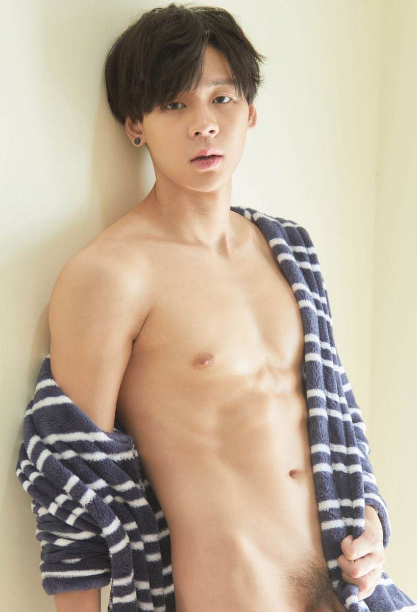หนุ่มตี๋ ชายแท้ หล่อสุดๆ หุ่นดีด้วย