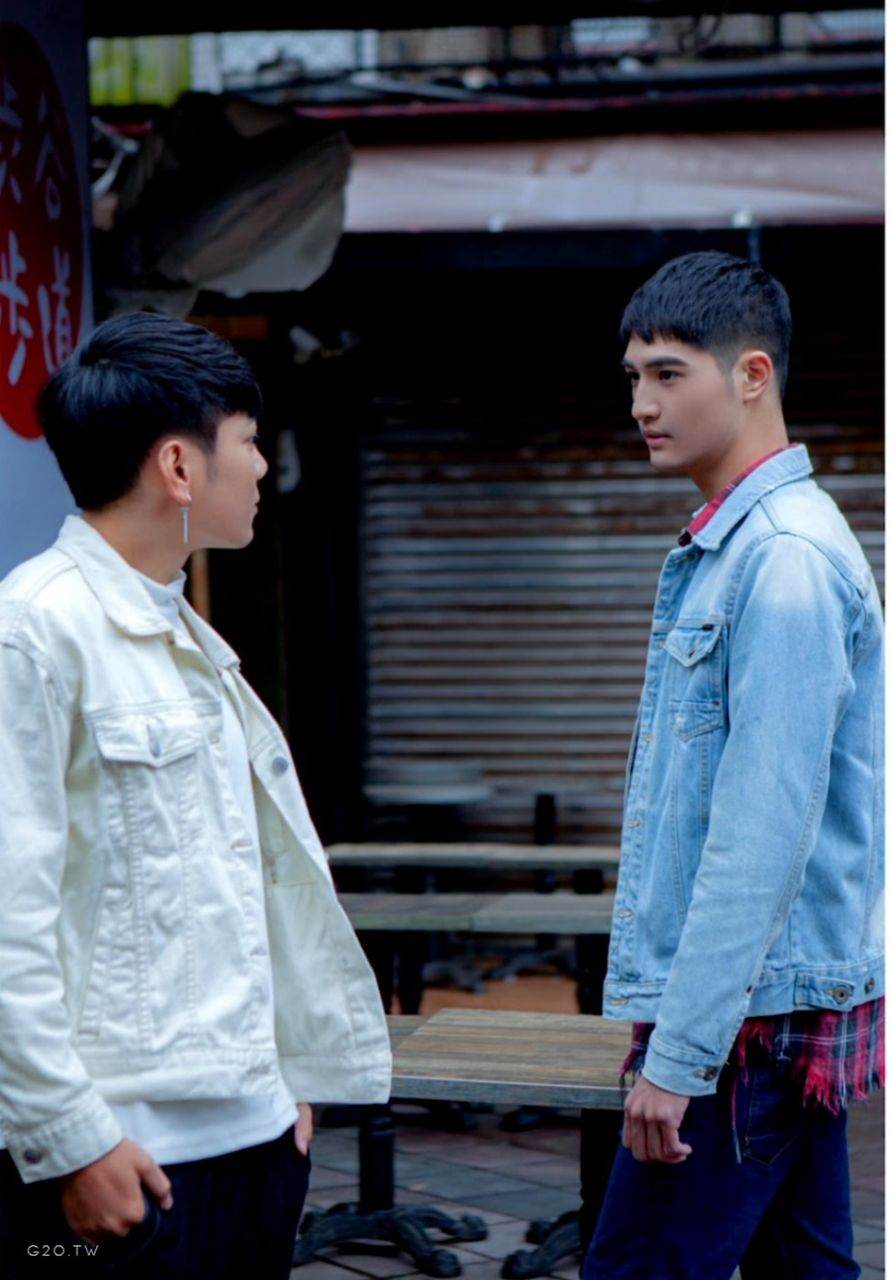 หนุ่มหล่อขึ้นปก 1105
