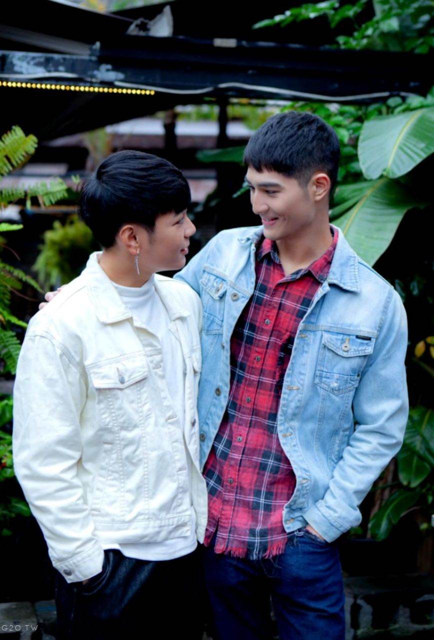 หนุ่มหล่อขึ้นปก 1105