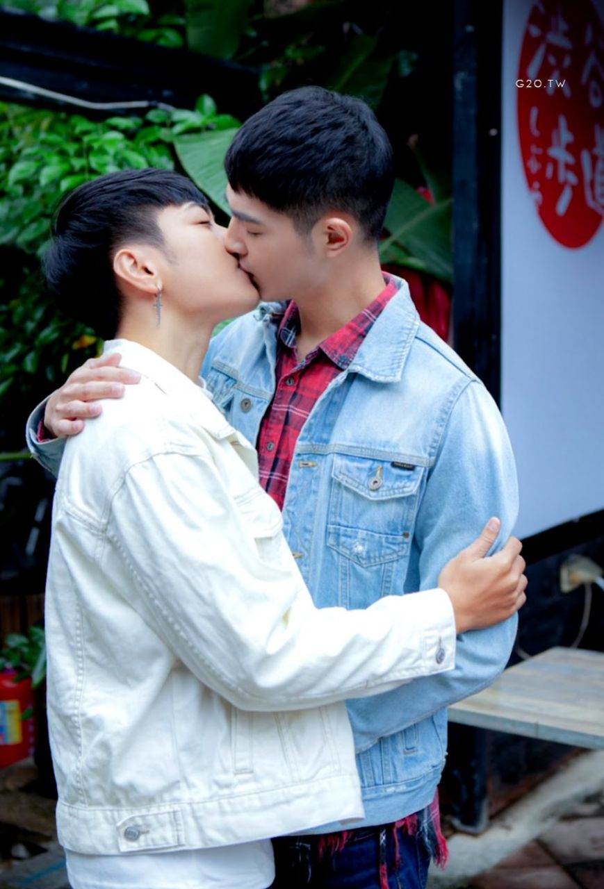 หนุ่มหล่อขึ้นปก 1105