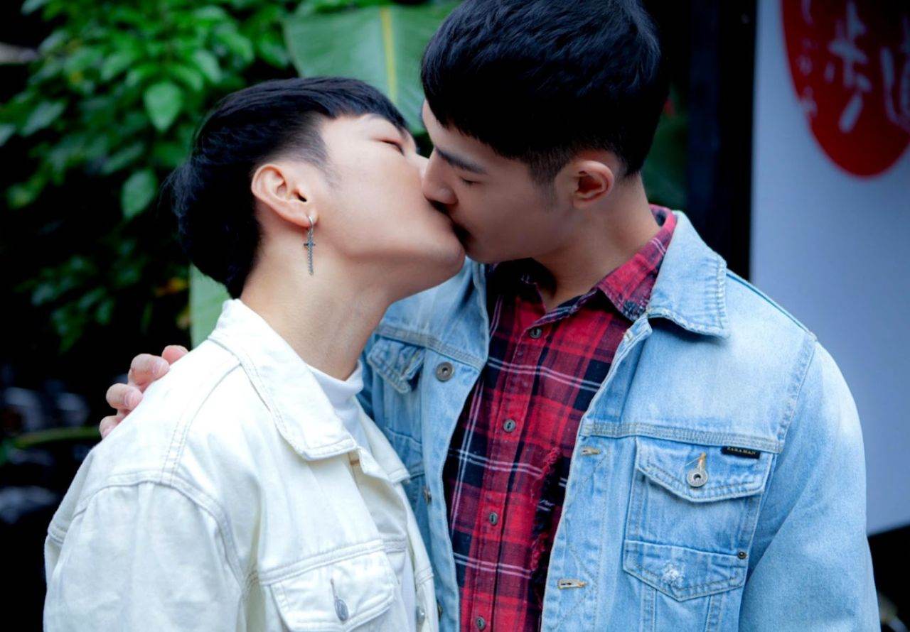 หนุ่มหล่อขึ้นปก 1105