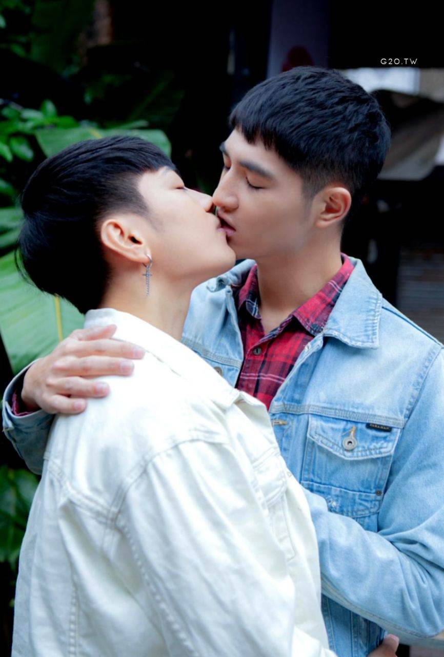 หนุ่มหล่อขึ้นปก 1105