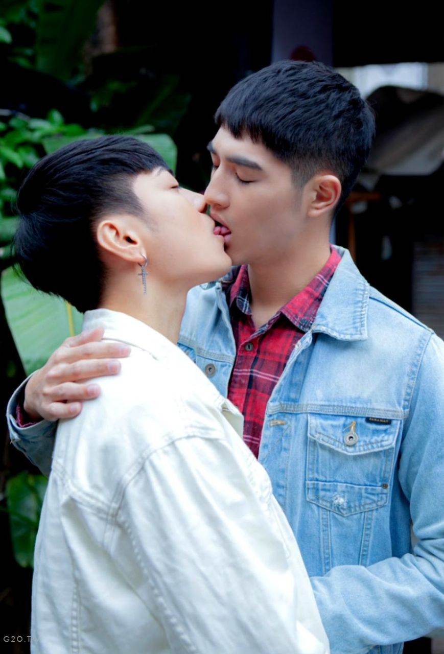 หนุ่มหล่อขึ้นปก 1105