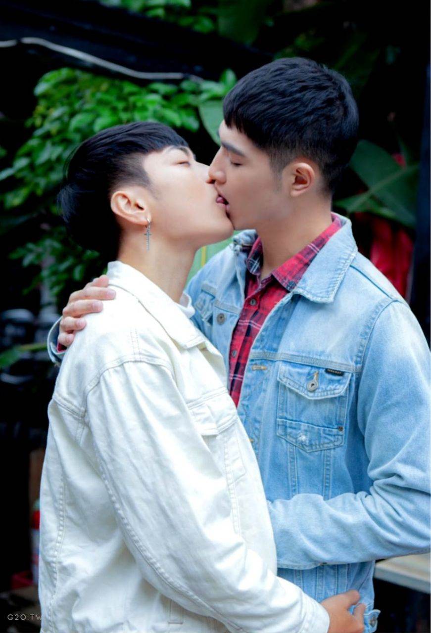 หนุ่มหล่อขึ้นปก 1105