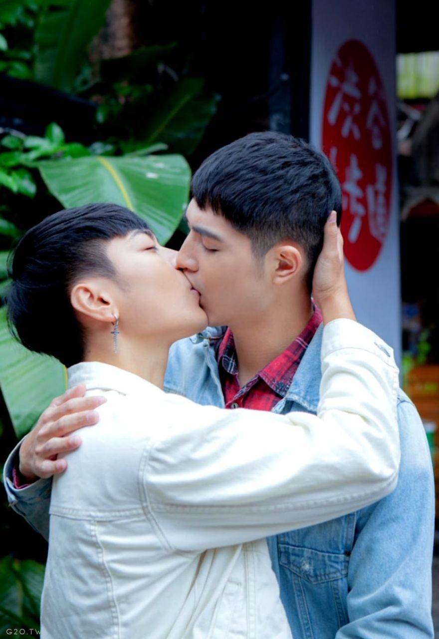 หนุ่มหล่อขึ้นปก 1105