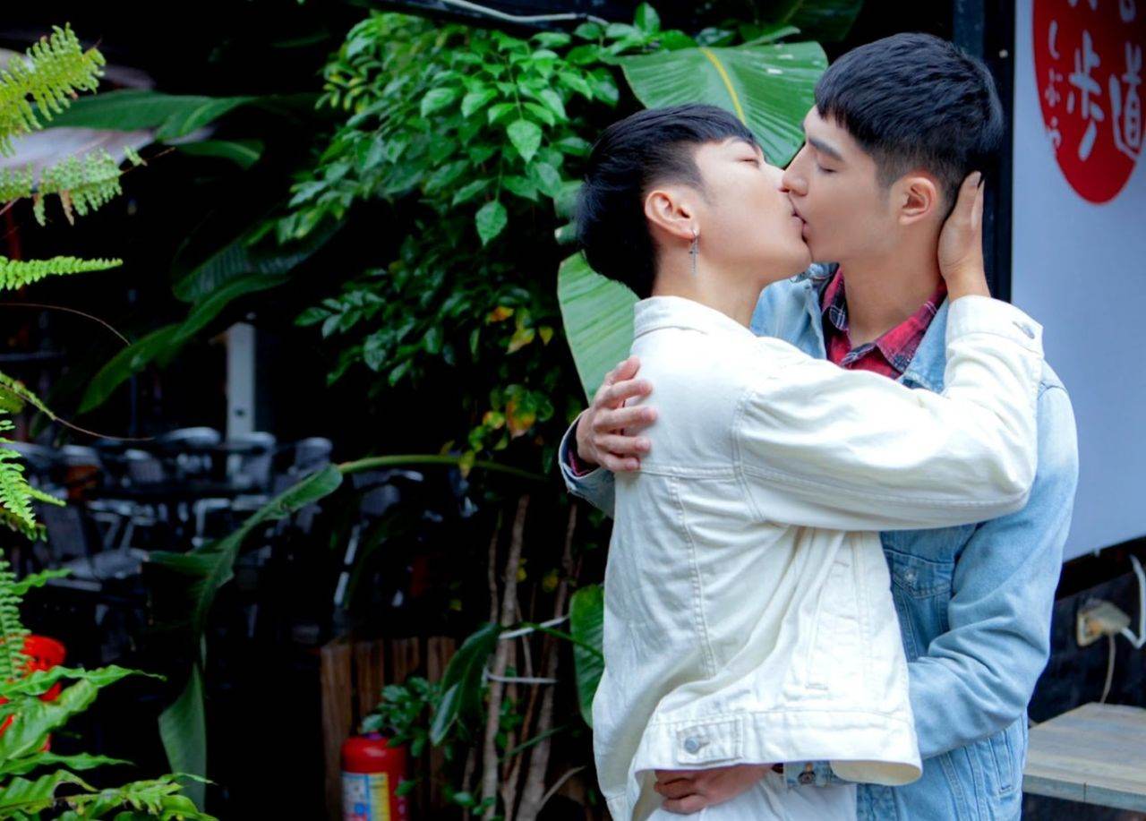 หนุ่มหล่อขึ้นปก 1105