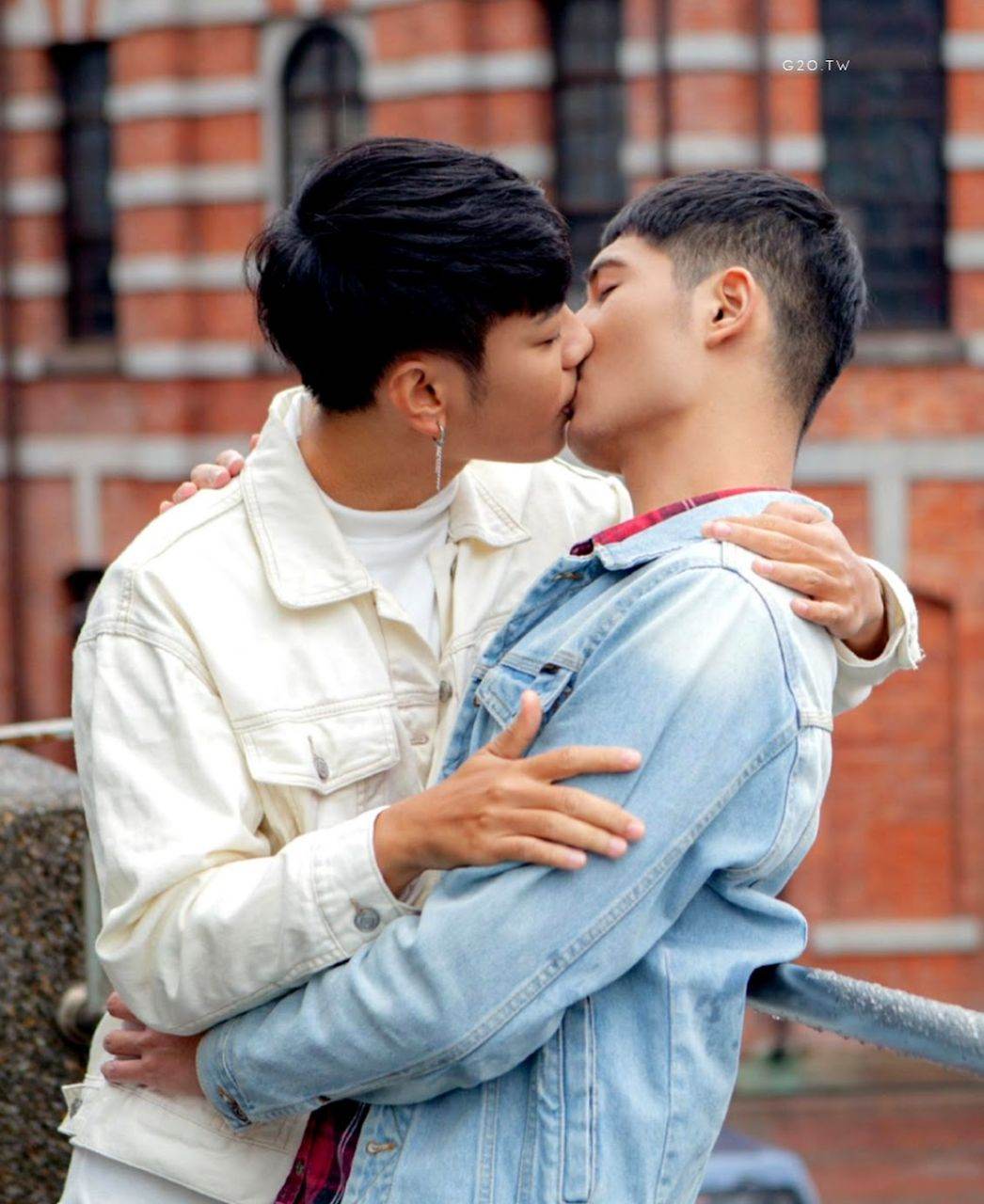หนุ่มหล่อขึ้นปก 1105.1