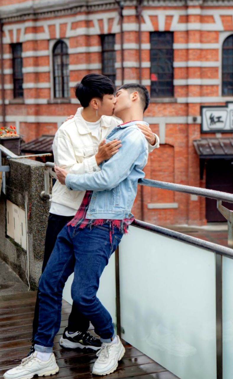 หนุ่มหล่อขึ้นปก 1105.1