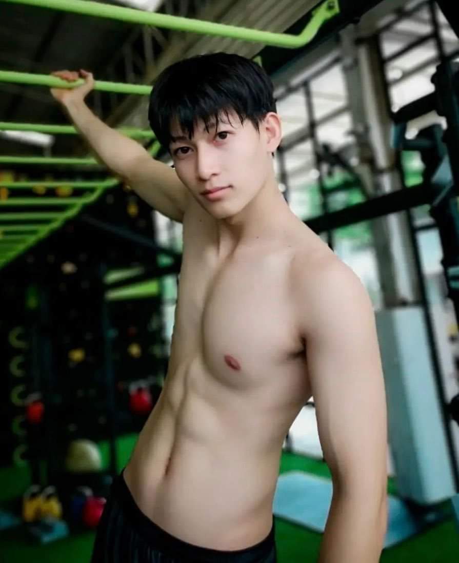 กรุ่นกลิ่นกาย42
