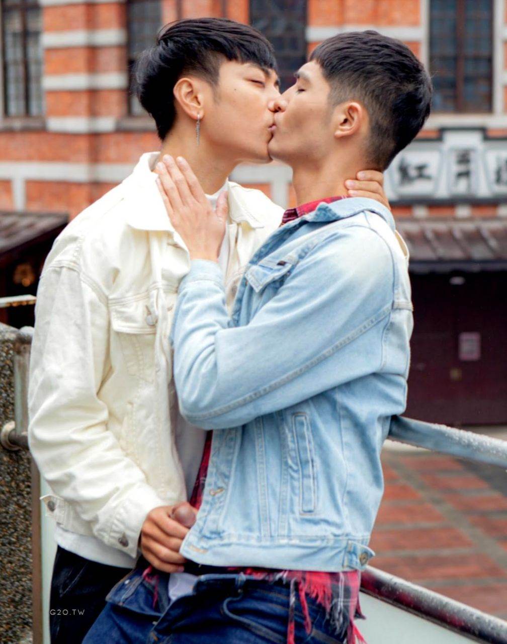 หนุ่มหล่อขึ้นปก 1105.2