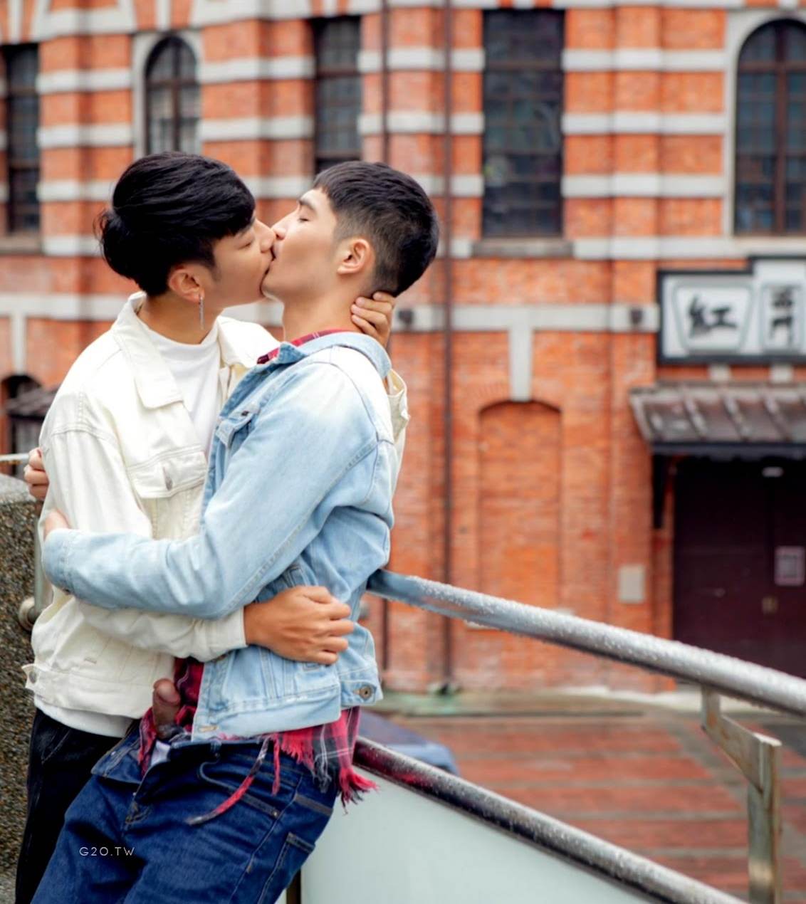 หนุ่มหล่อขึ้นปก 1105.2