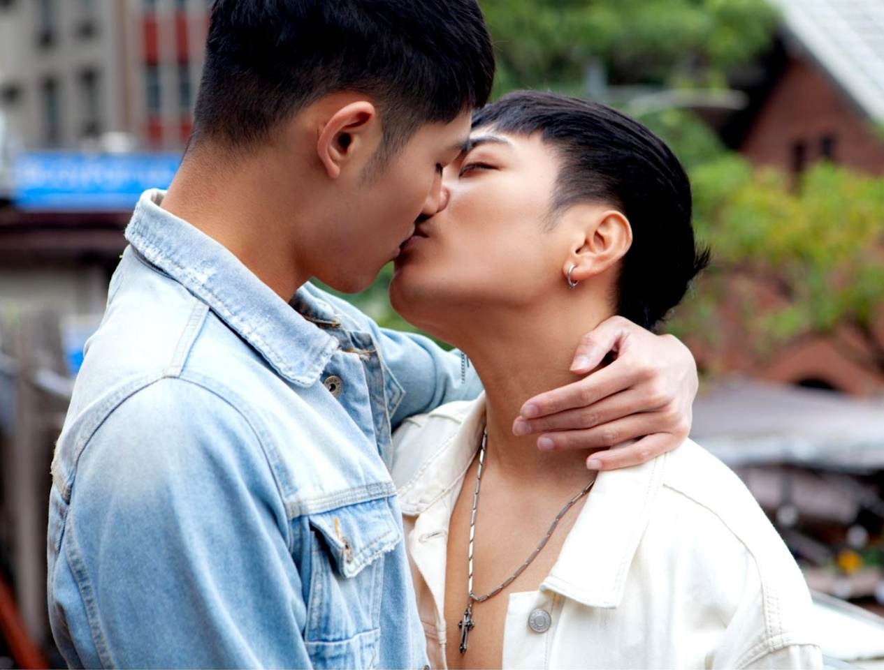 หนุ่มหล่อขึ้นปก 1105.2