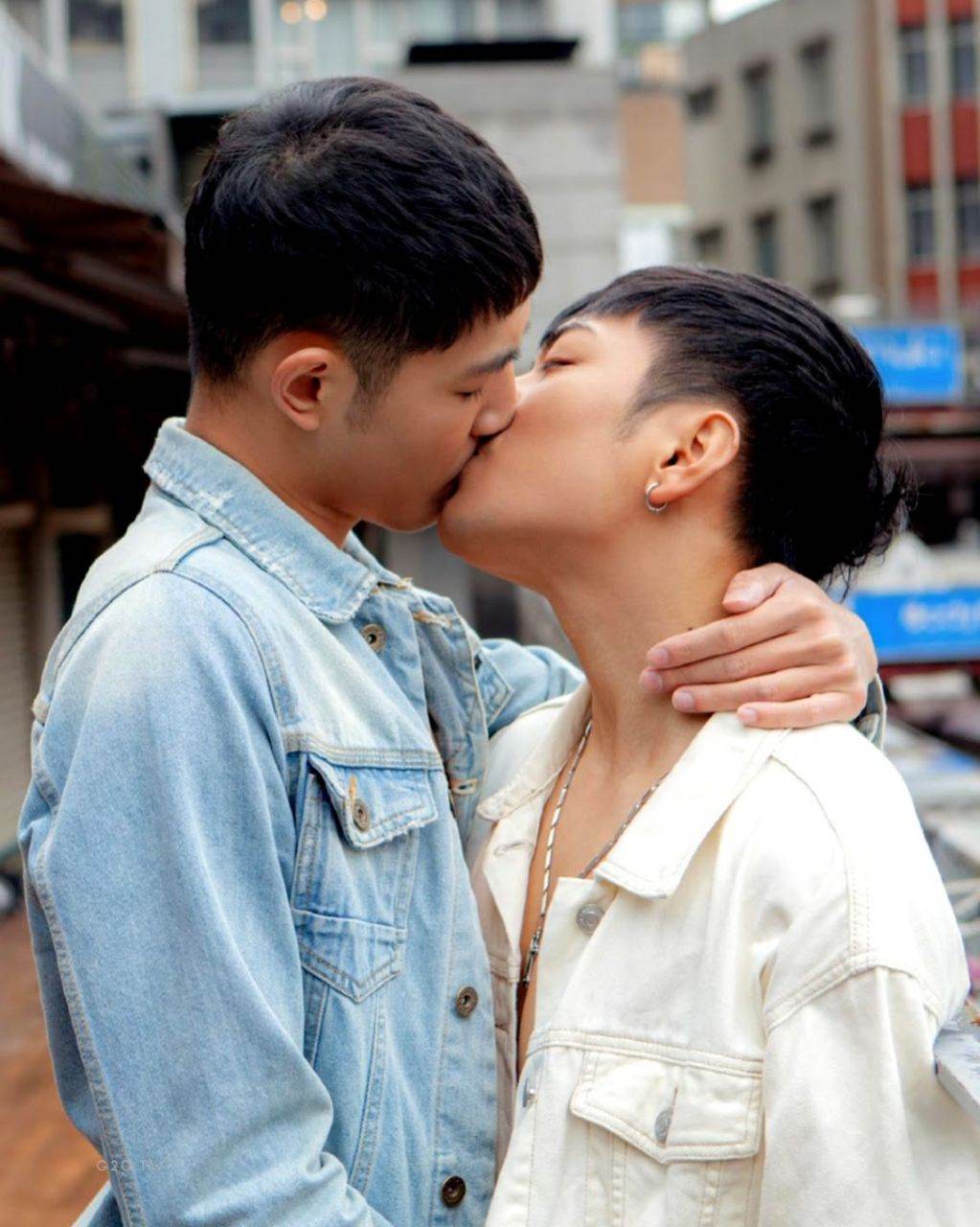 หนุ่มหล่อขึ้นปก 1105.2