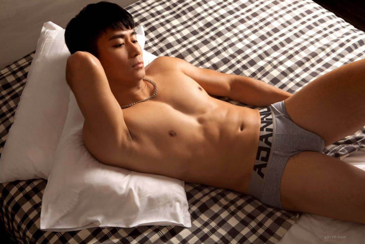 หนุ่มหล่อขึ้นปก 1103.3