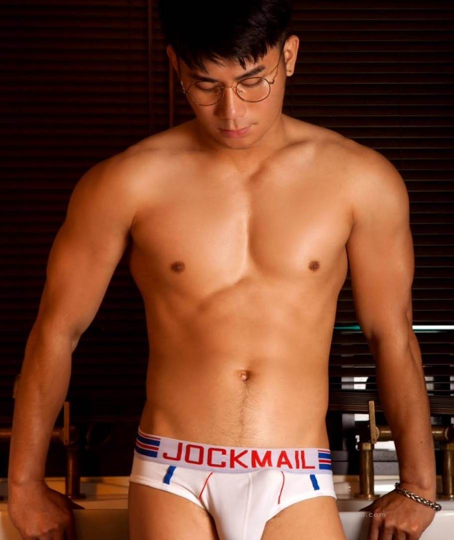 หนุ่มหล่อขึ้นปก 1103.4