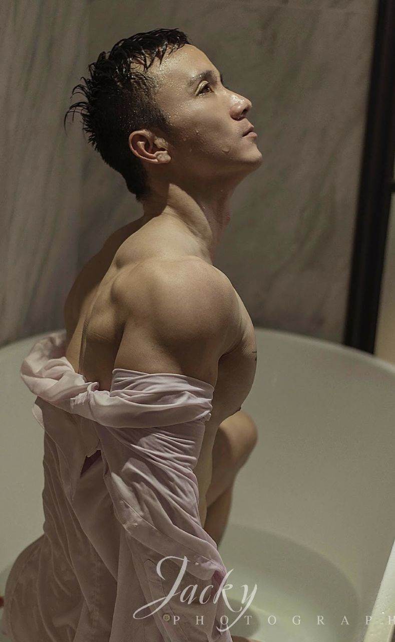 หนุ่มหล่อขึ้นปก 1111