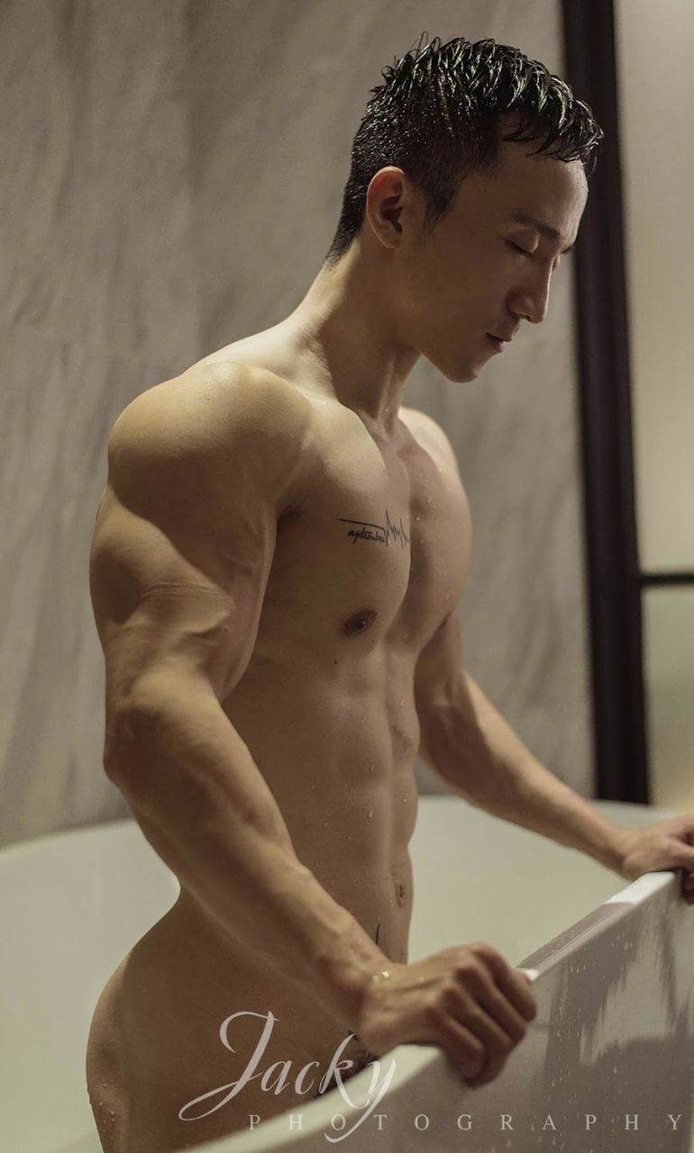 หนุ่มหล่อขึ้นปก 1111