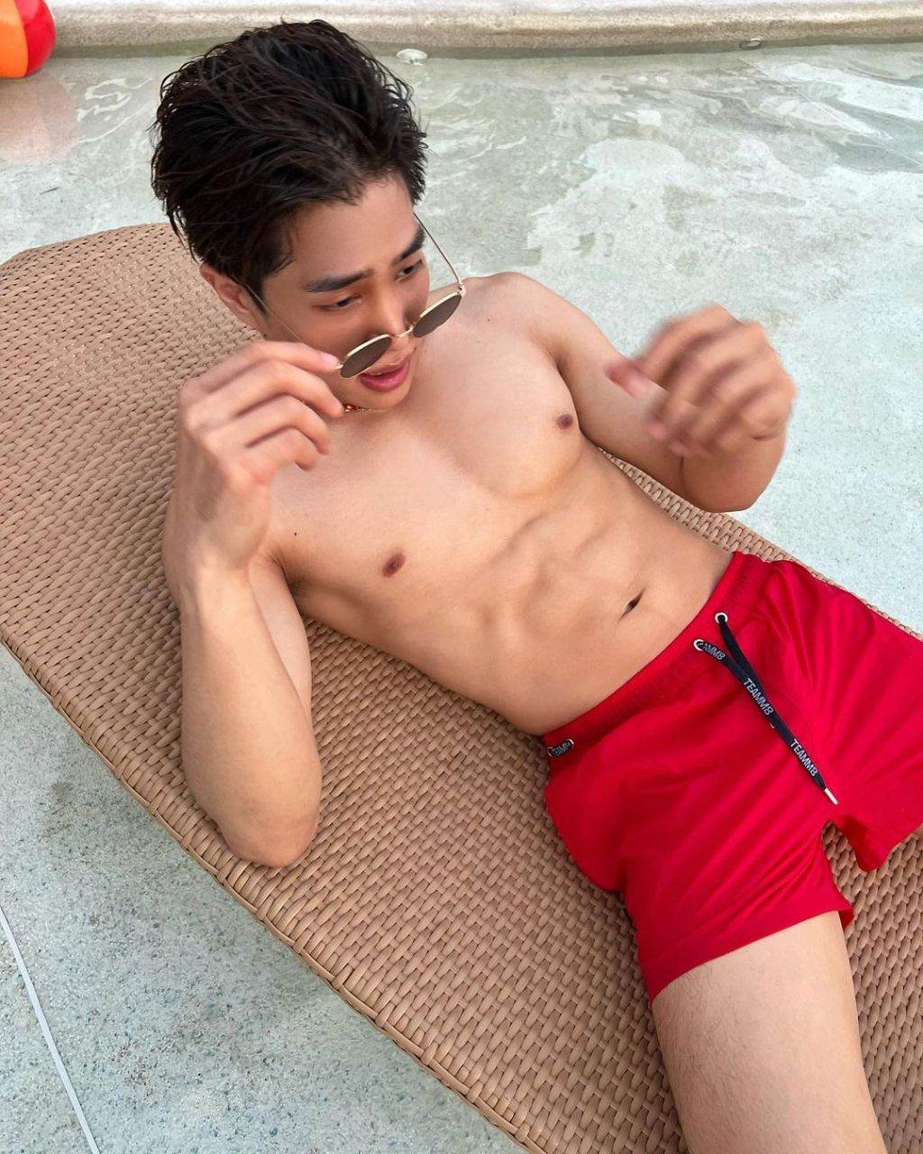 หล่อเข้มหล่อน่ากิน