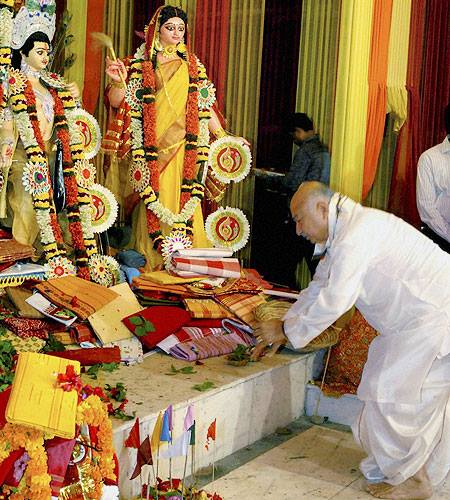 Lord Karthikeya with Goddess Shashthi Photo by fb. Chermkwan Bunnag 07 10 2016.