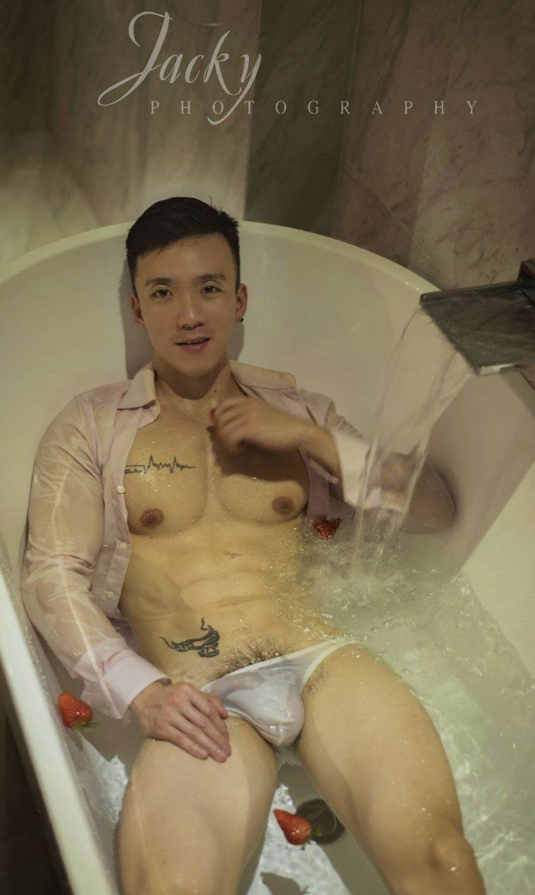 หนุ่มหล่อขึ้นปก 1111.1