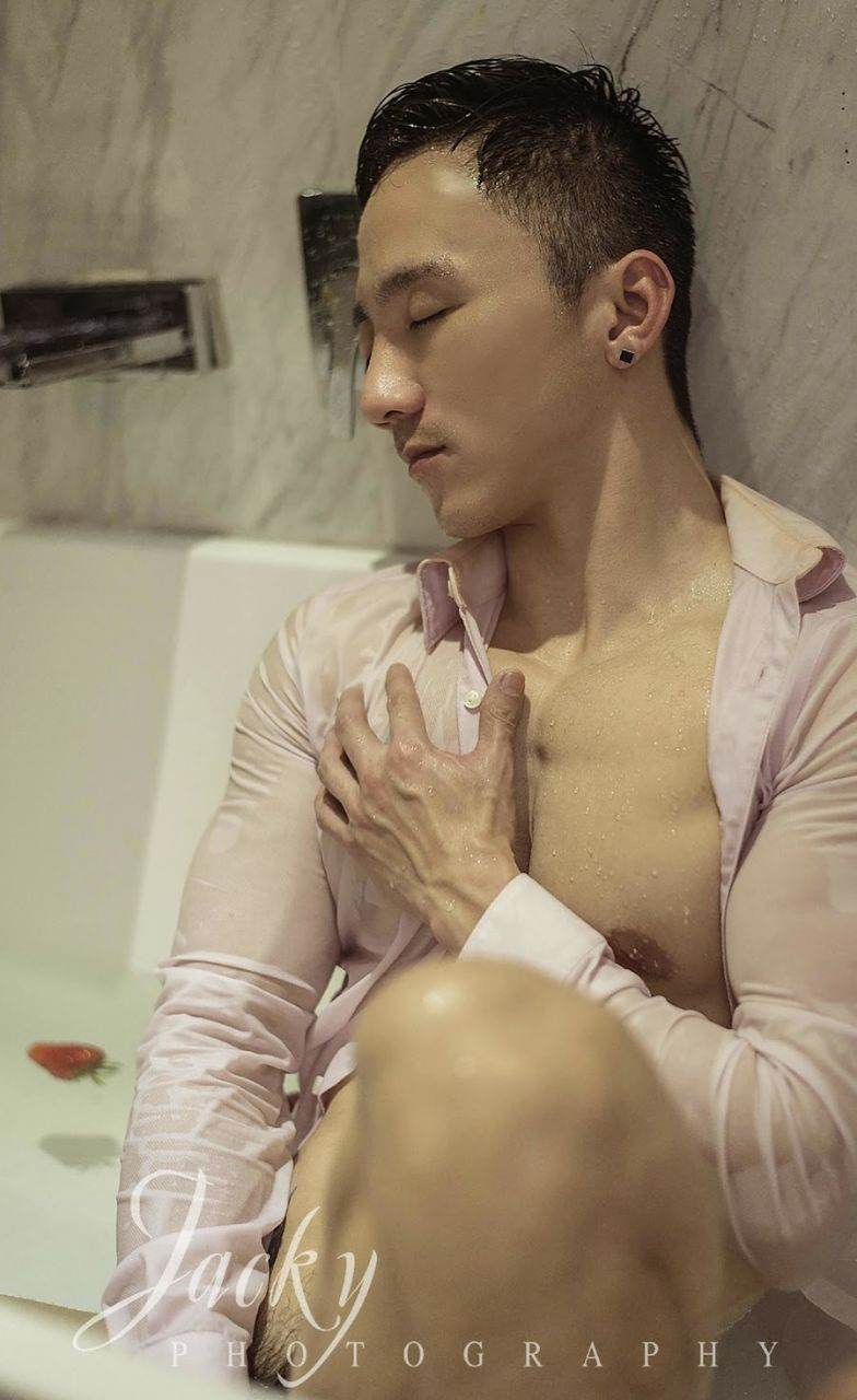 หนุ่มหล่อขึ้นปก 1111.1
