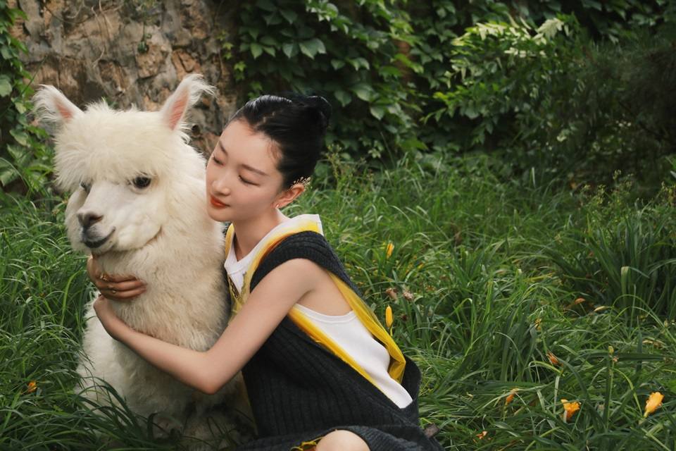 Zhou Dongyu @ Cosmopolitan China August 2022