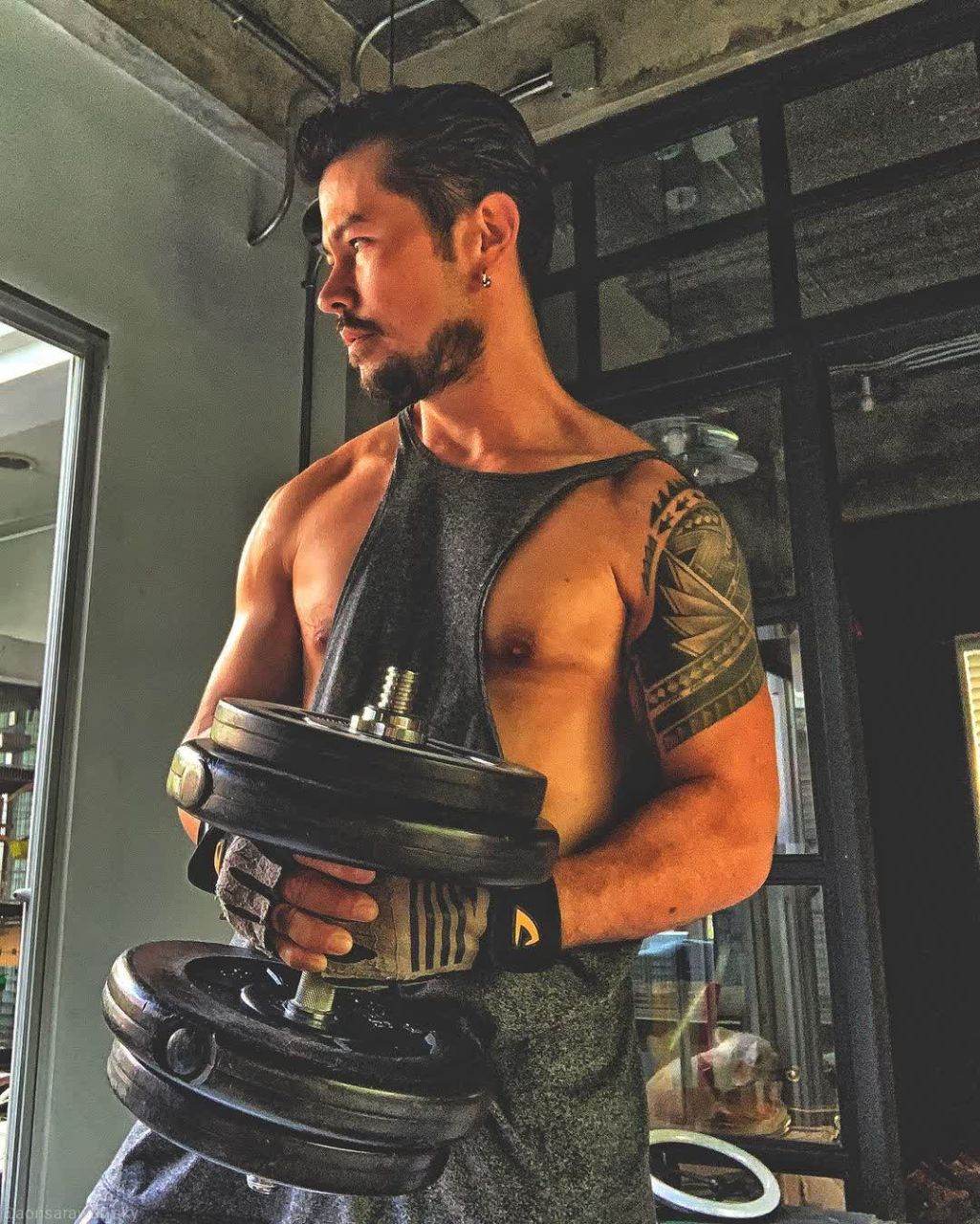 ผัวเขาผุ้บ่าวข่อย