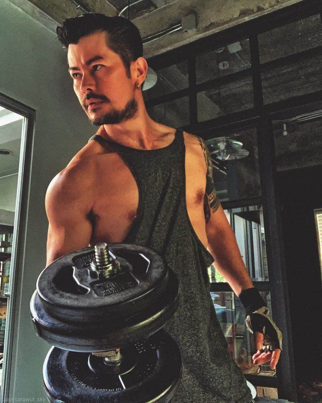 ผัวเขาผุ้บ่าวข่อย