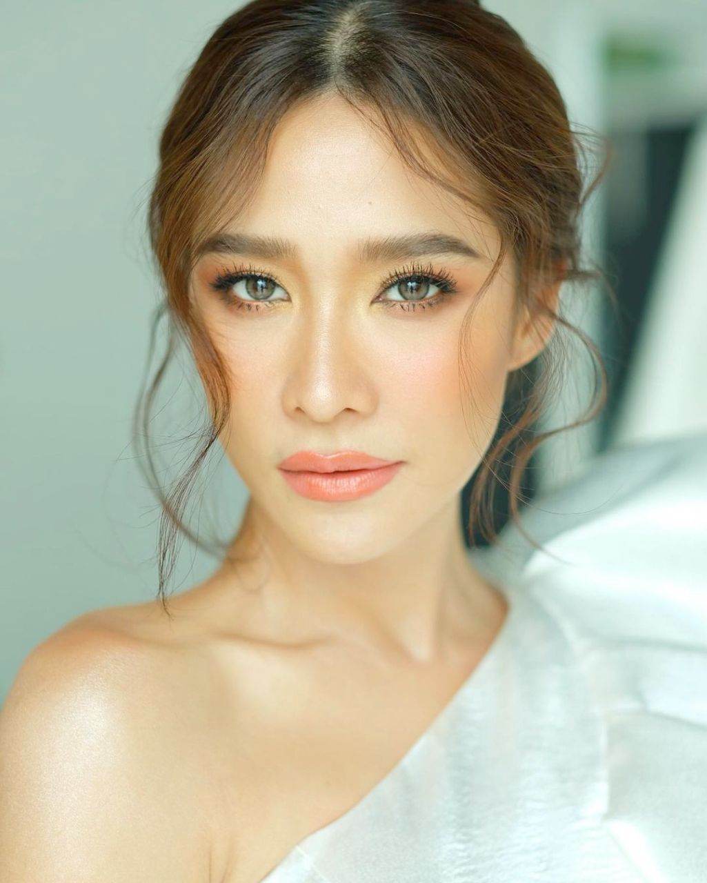 พลอย เฌอมาลย์ เรื่อง ผู้ใหญ่ลีกับนางมา