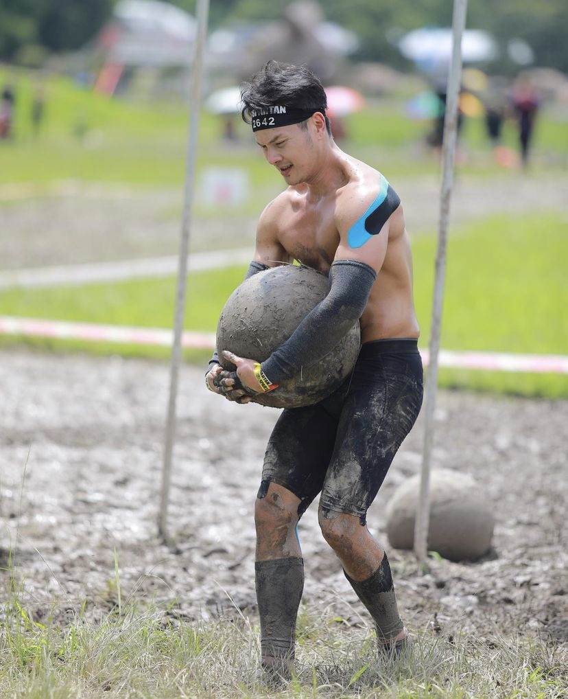 หนุ่มๆ ตะลุยโคลน Spartan Thailand