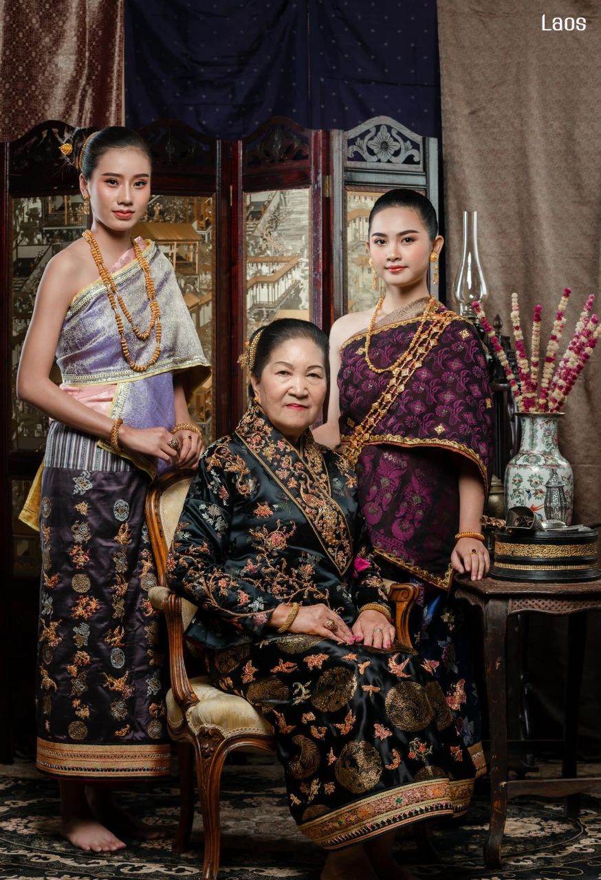 "ລາວ" Lao traditional dress | LAOS 🇱🇦