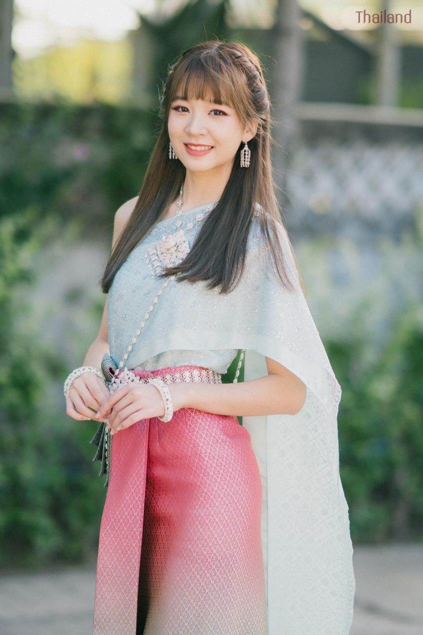 Beautiful Thai Girl in Traditional Dress | THAILAND 🇹🇭