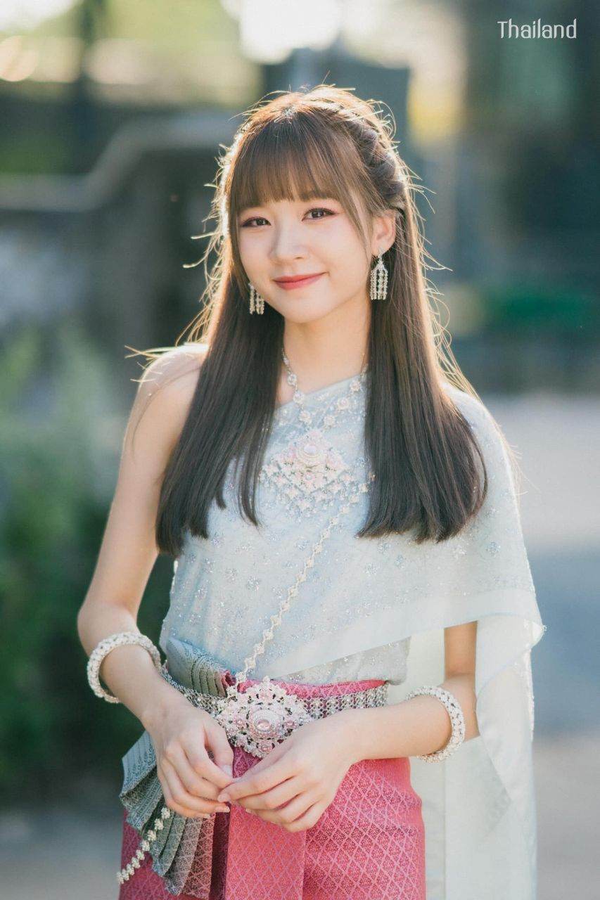 Beautiful Thai Girl in Traditional Dress | THAILAND 🇹🇭