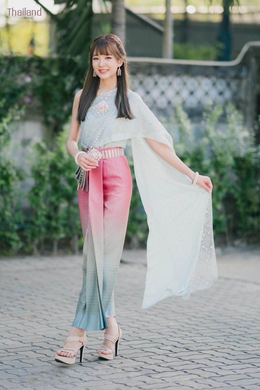 Beautiful Thai Girl in Traditional Dress | THAILAND 🇹🇭
