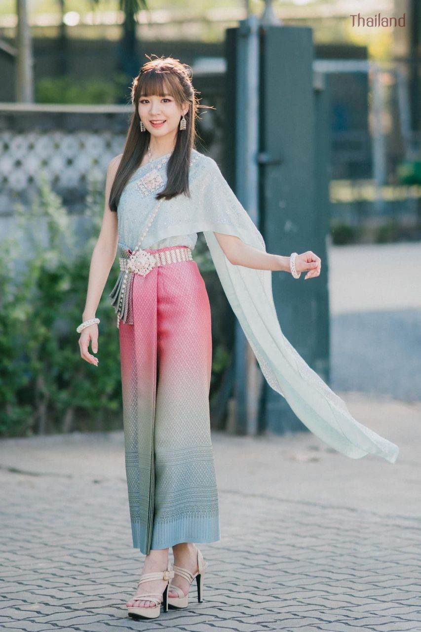 Beautiful Thai Girl in Traditional Dress | THAILAND 🇹🇭