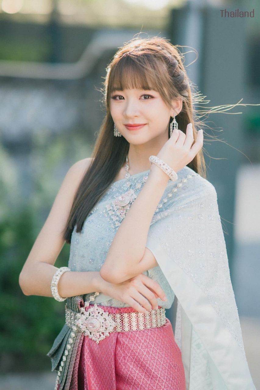 Beautiful Thai Girl in Traditional Dress | THAILAND 🇹🇭