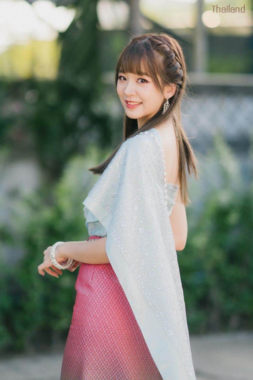 Beautiful Thai Girl in Traditional Dress | THAILAND 🇹🇭
