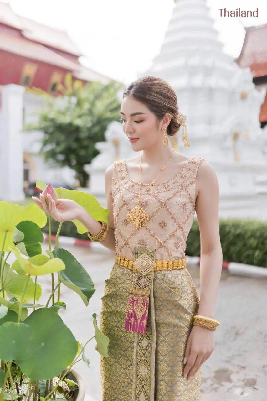 THAILAND 🇹🇭 | Thai Dusit Dress: Thai National Costume