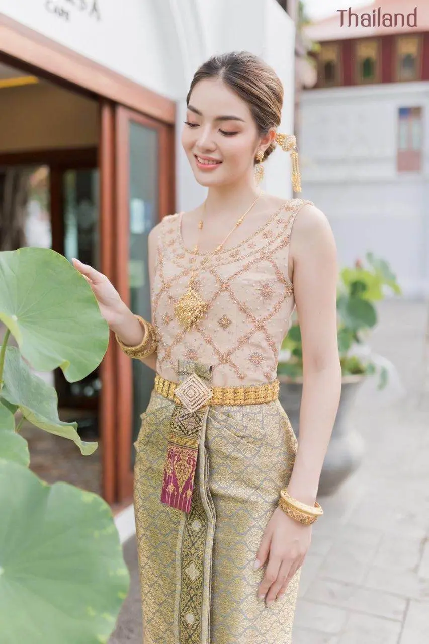 THAILAND 🇹🇭 | Thai Dusit Dress: Thai National Costume