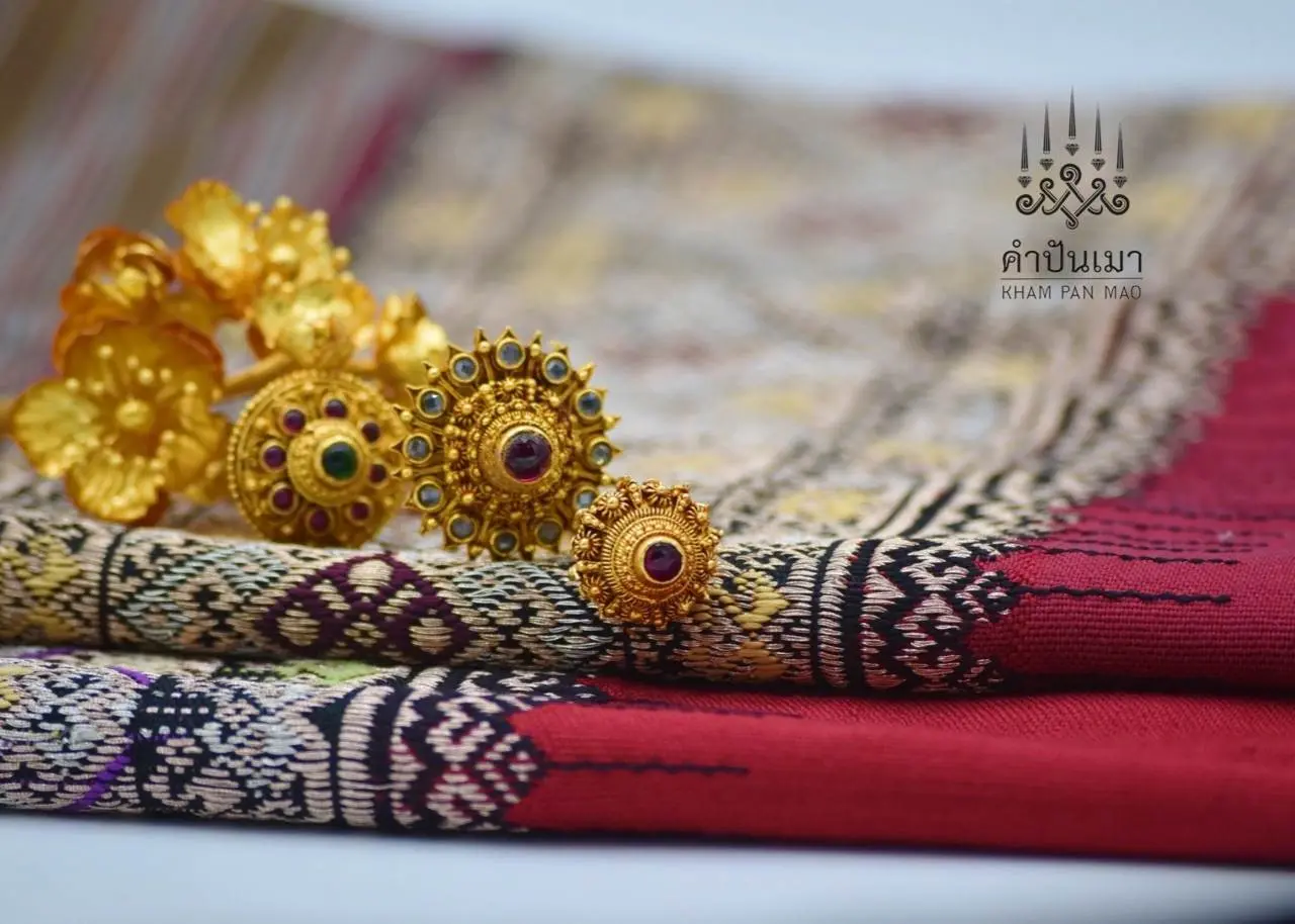 หลากหลายช่องทางการเยี่ยมชมผลงาน IG : https://www.instagram.com/khampanmao FB : https://web.facebook.com/KHAMPANMAO  #รังสรรค์ผลงานด้วยใจรักเพื่อคุณ #คำปันเมา #KHAMPANMAO #เครื่องประดับอันชวนให้หลงใหล #เครื่องประดับโบราณ