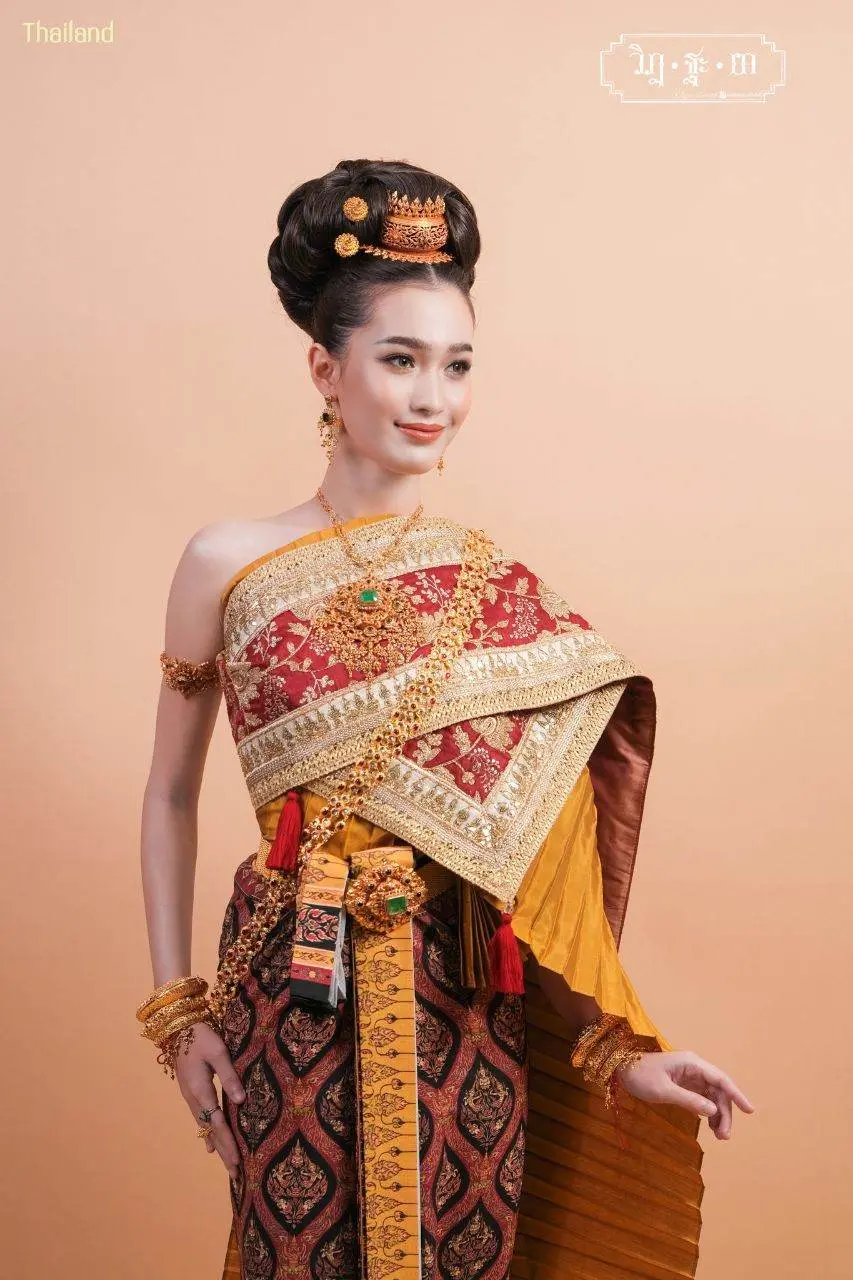 THAI TRADITIONAL DRESS: ชุดไทยโบราณผ้าลายอย่าง | THAILAND 🇹🇭
