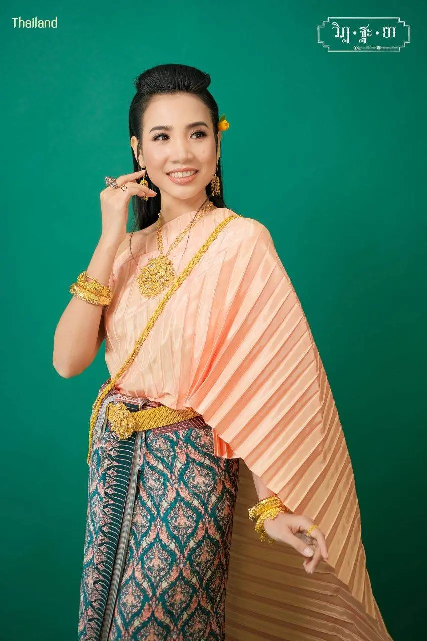 THAI TRADITIONAL DRESS: ชุดไทยโบราณ ผ้าลายอย่าง | THAILAND 🇹🇭