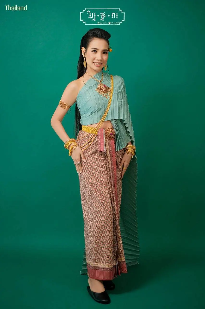 THAI TRADITIONAL DRESS: ชุดไทยโบราณ ผ้าลายอย่าง | THAILAND 🇹🇭
