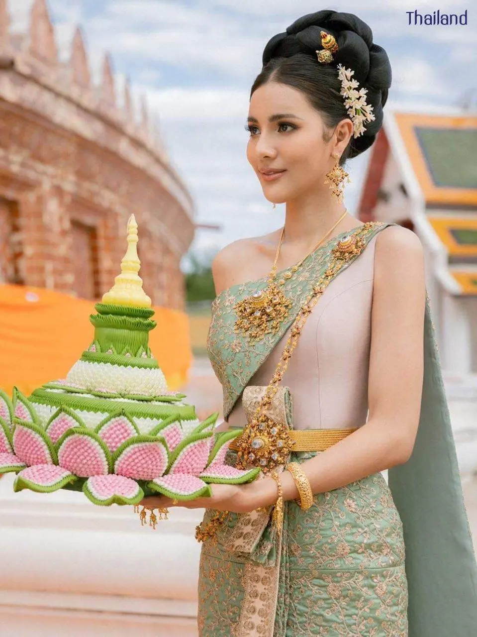 THAILAND 🇹🇭 | The History of Loy Krathong Festival!🧡